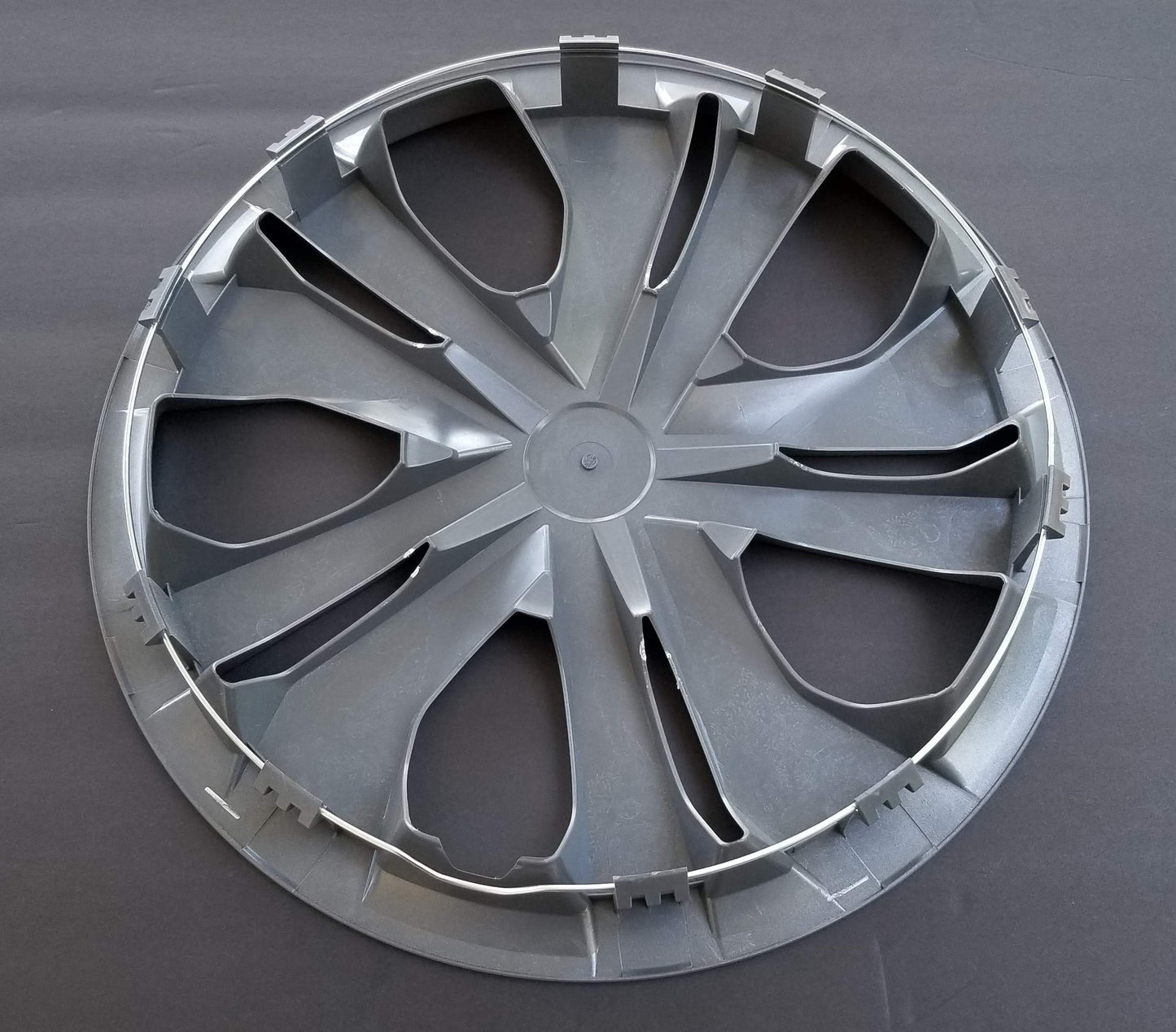 New Wheel Cover Hubcap Fits 2017-2019 Nissan Versa; 15 Inch; 5 Double Spoke; Silver Color; Plastic; Standard Leg (1-Piece)