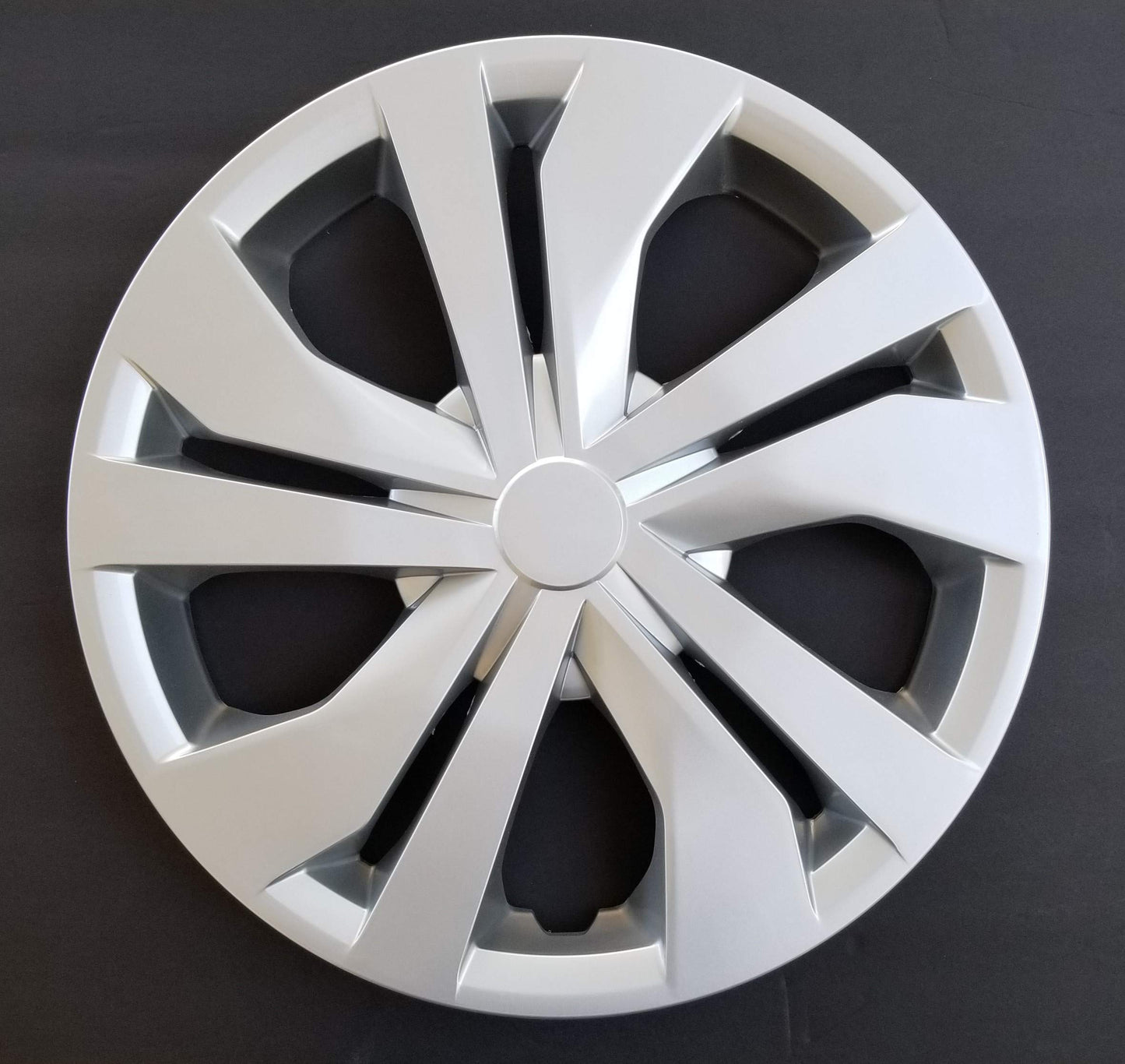 New Wheel Cover Hubcap Fits 2017-2019 Nissan Versa; 15 Inch; 5 Double Spoke; Silver Color; Plastic; Standard Leg (1-Piece)