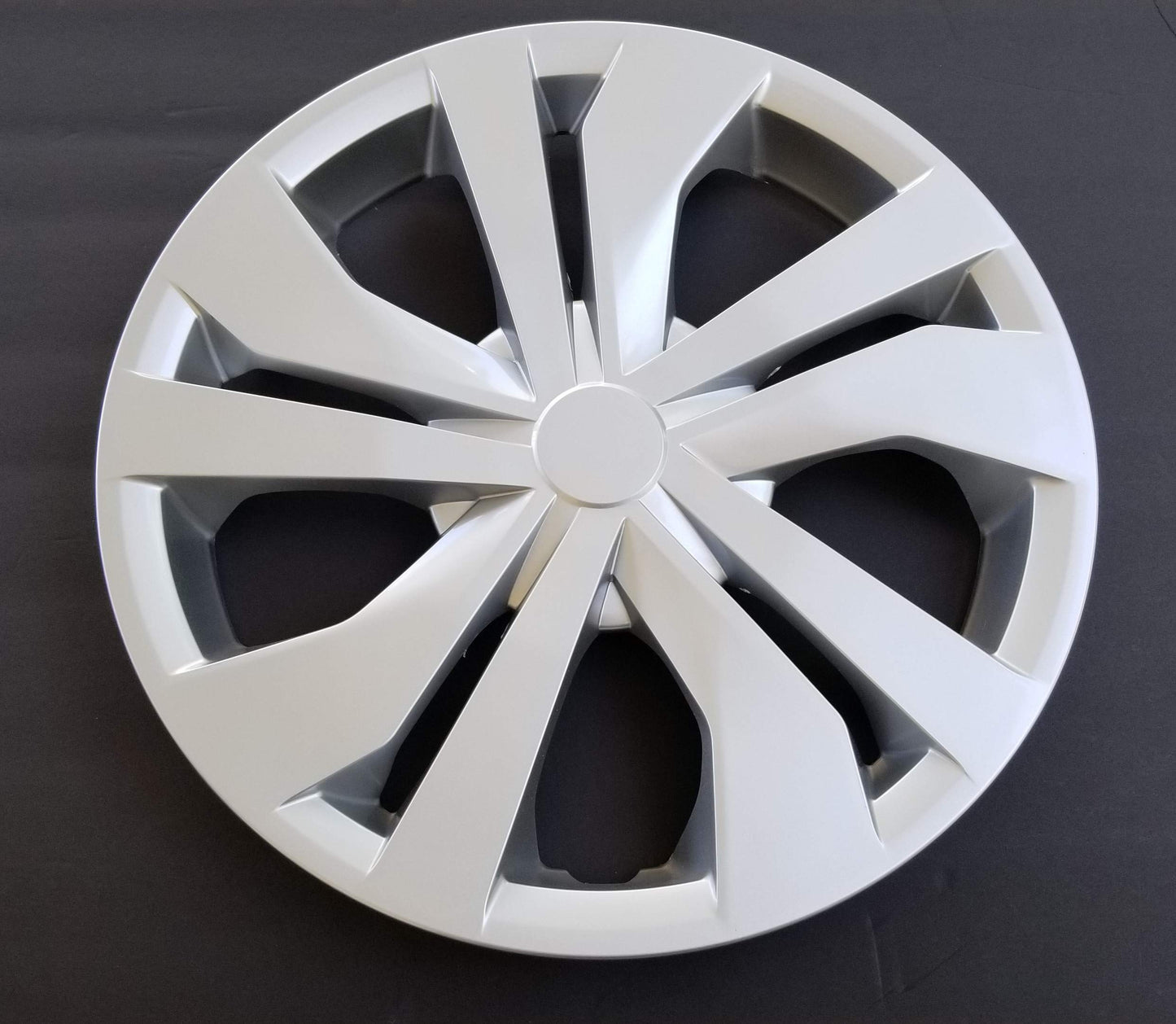 New Wheel Cover Hubcap Fits 2017-2019 Nissan Versa; 15 Inch; 5 Double Spoke; Silver Color; Plastic; Standard Leg (1-Piece)